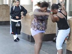 Pequeña adolescente con frenillos quiere más video (Carmella) srxo casero